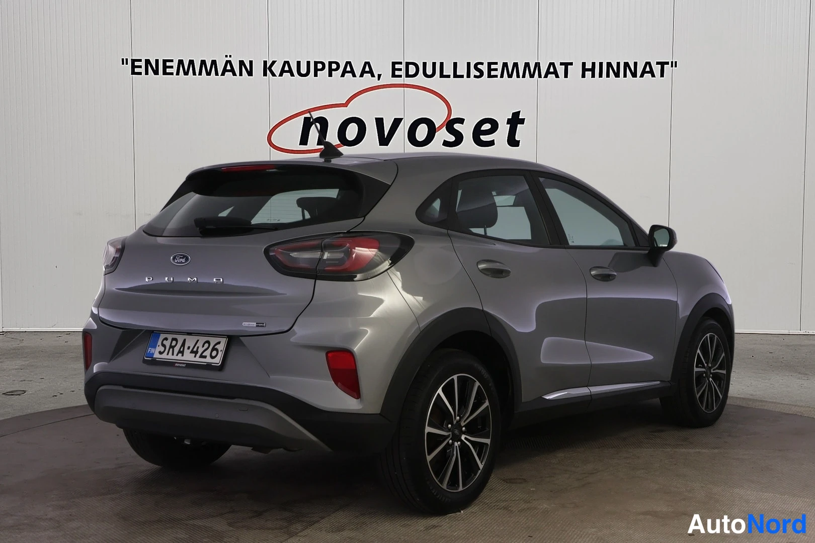 Takaviisto: Ford Puma takaa kolmivartin kulmasta, hopeanharmaa