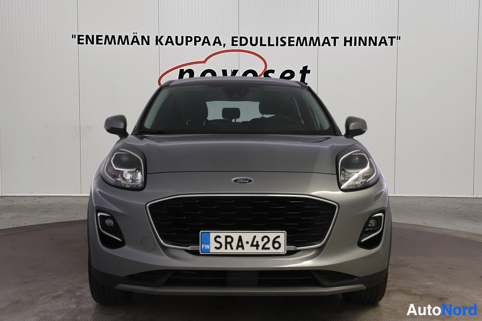 Edestä: Ford Puma suoraan edestä, tumma etusäleikkö ja rekisterikilpi.