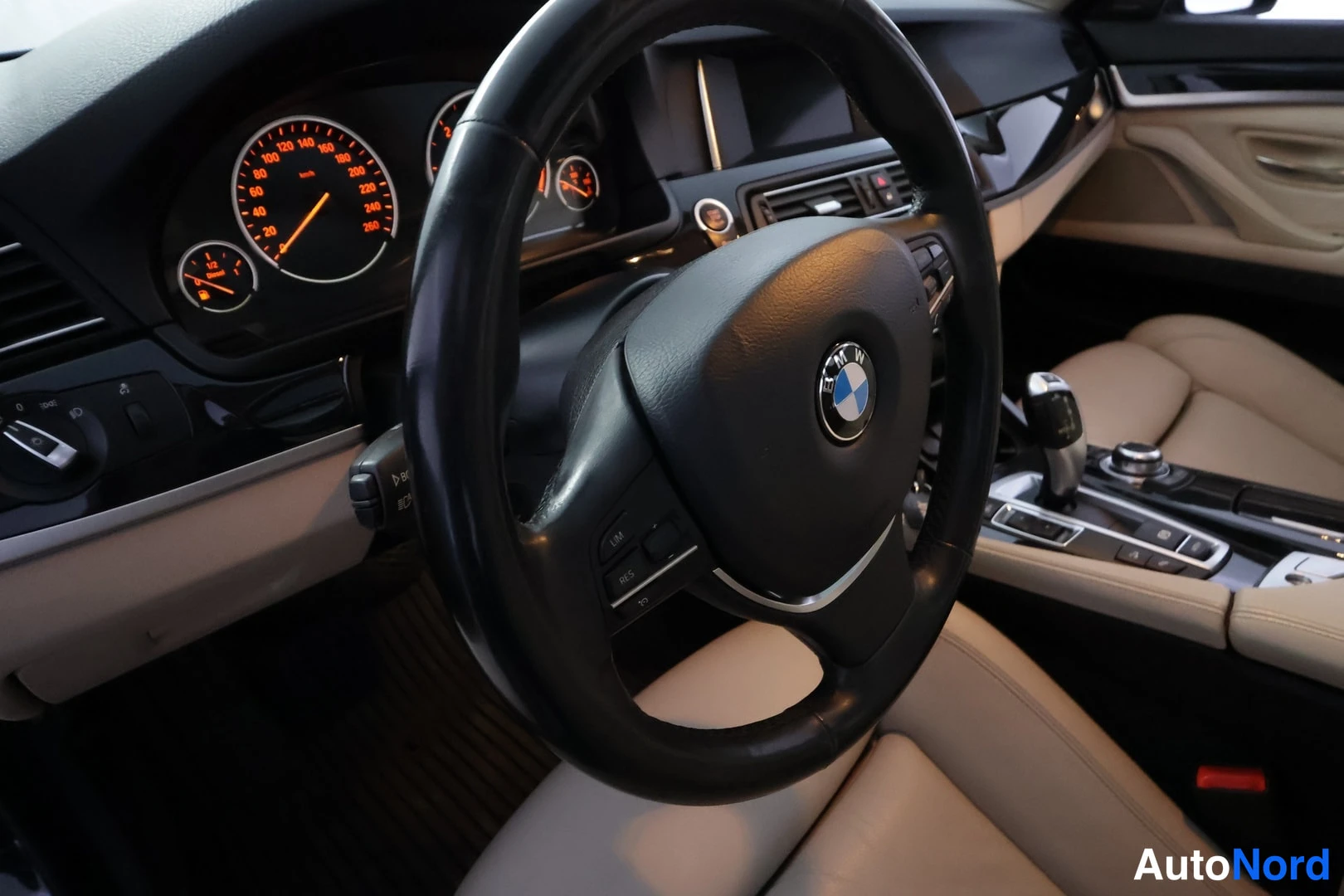Muu: BMW-ratin jäljellä mittaristo ja hallintalaitteet, beige sisusta.