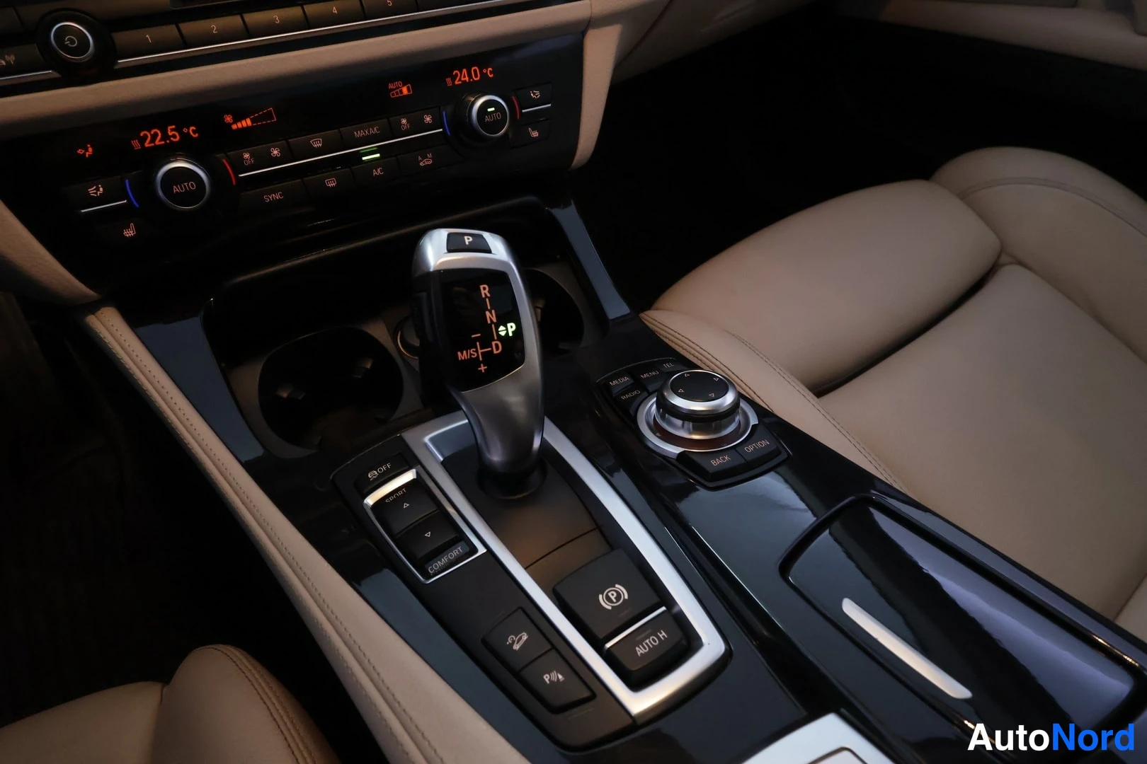 Muu: Auton keskikonsoli: automaattivaihteen valitsin ja iDrive-ohjain, kevytbeige sisusta