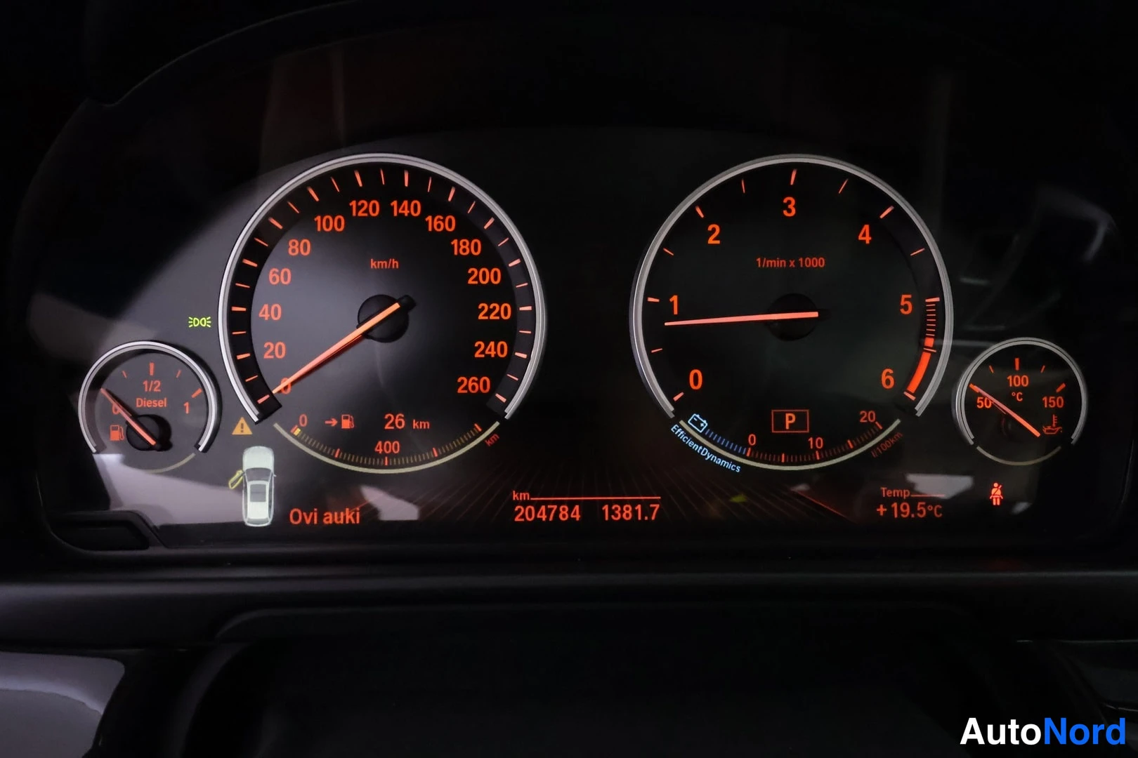 Muu: Kojelaudan mittaristo: nopeusmittari, kierrosmittari, polttoaine- ja lämpötilamittari sekä matkamittarin lukema 204784 km.