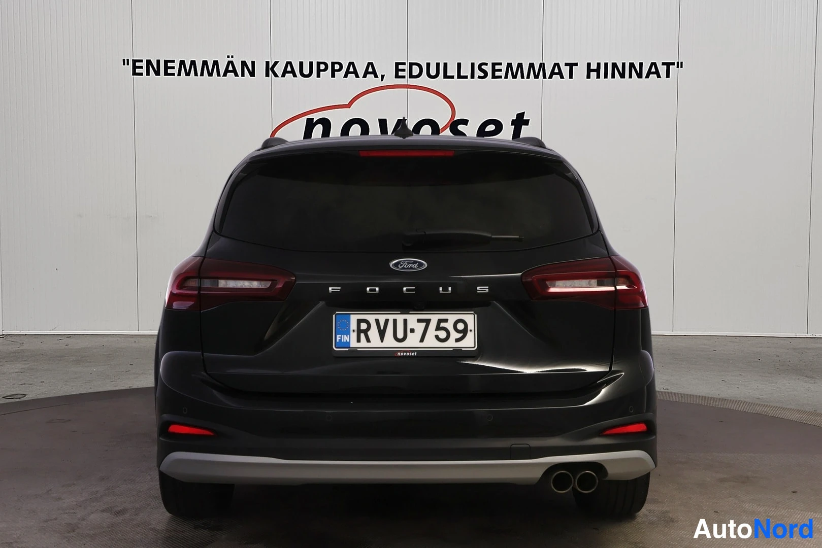 Takaa: Ford Focus -farmari suoraan takaa, Ford-merkki ja FOCUS-teksti takaluukussa, kaksoispakoputki, rekisteri.