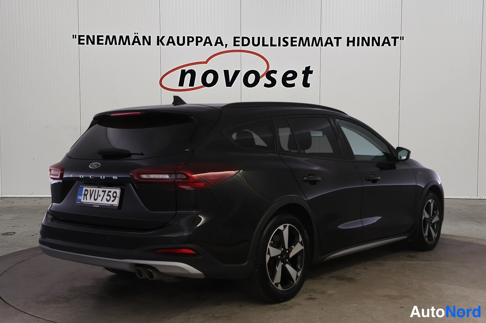 Takaviisto: Ford Focus -farmari takaviistosta oikealta, kattokaiteet, kevytmetallivanteet ja kaksoispakoputki, rekisteri.