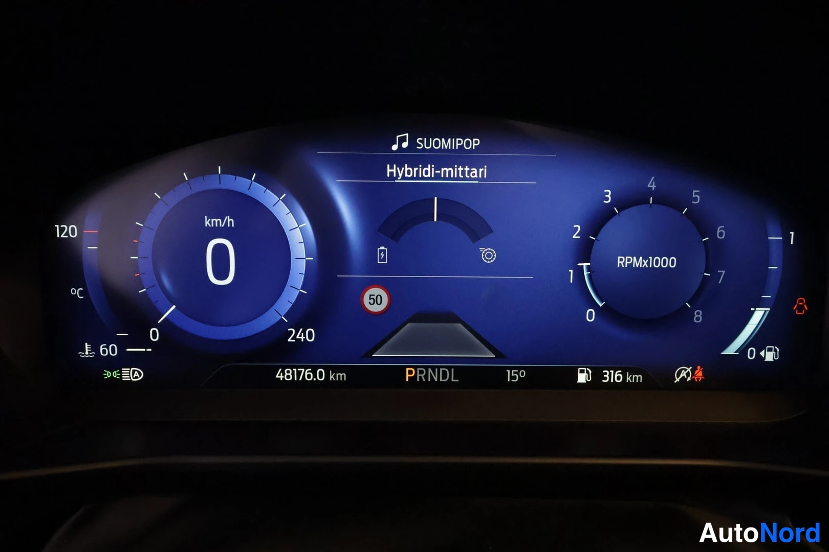 Muu: Digitaalinen mittaristo näyttää Hybrid-mittarin, huippunopeus 240 km/h, lukema 48176,0 km, ulkolämpötilan 15° ja polttonestemäärän 316 km.