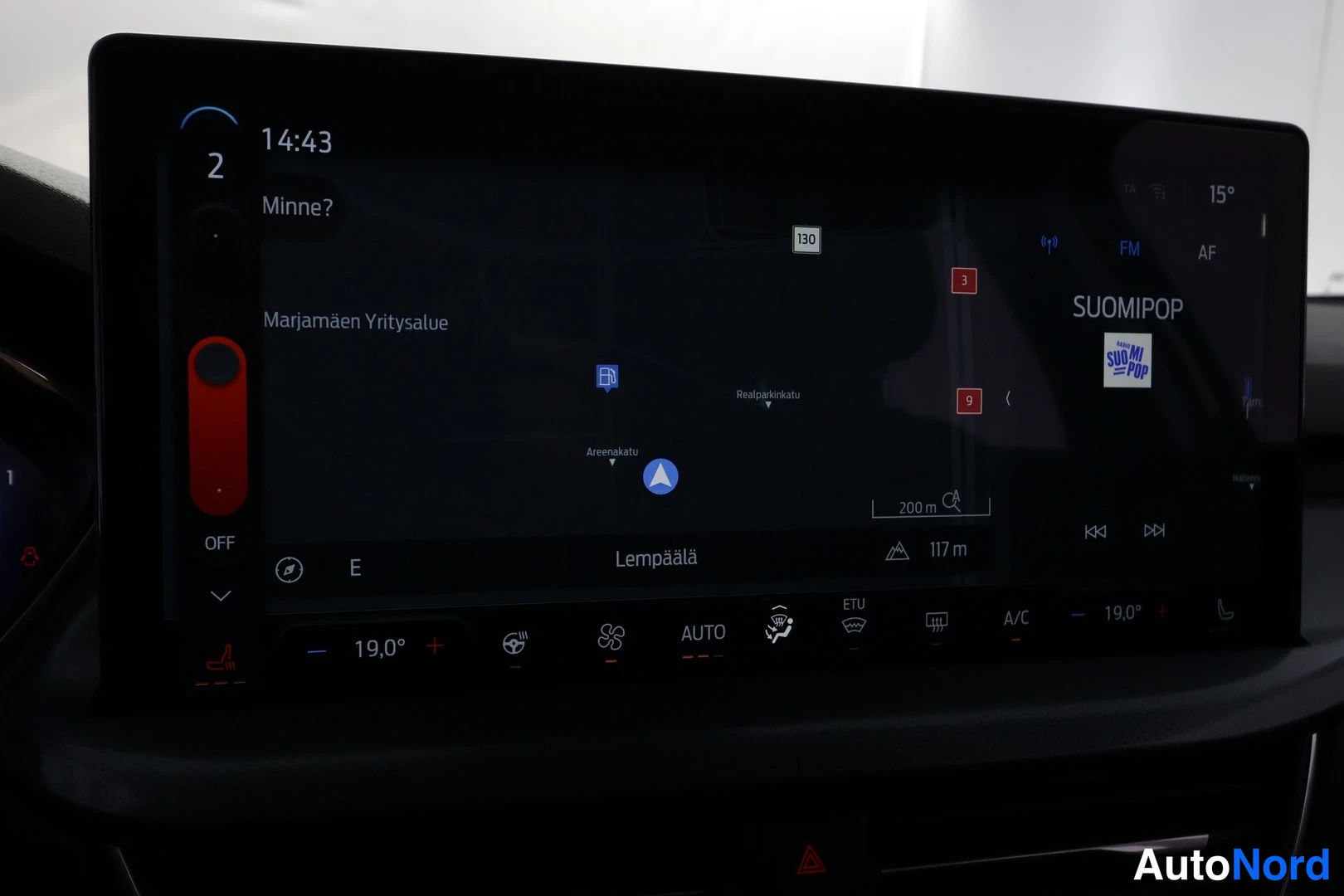 Muu: Auton infotainment-näyttö navigointinäkymässä, hakukenttä Minne?, kartta Lempäälässä ja ilmastointiasetukset alarivissä.