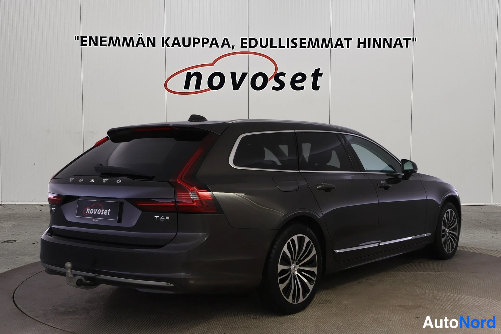 Takaviisto: Tummanharmaa Volvo V90 -farmari takaviistosta, takaosa ja oikea kylki näkyvissä.