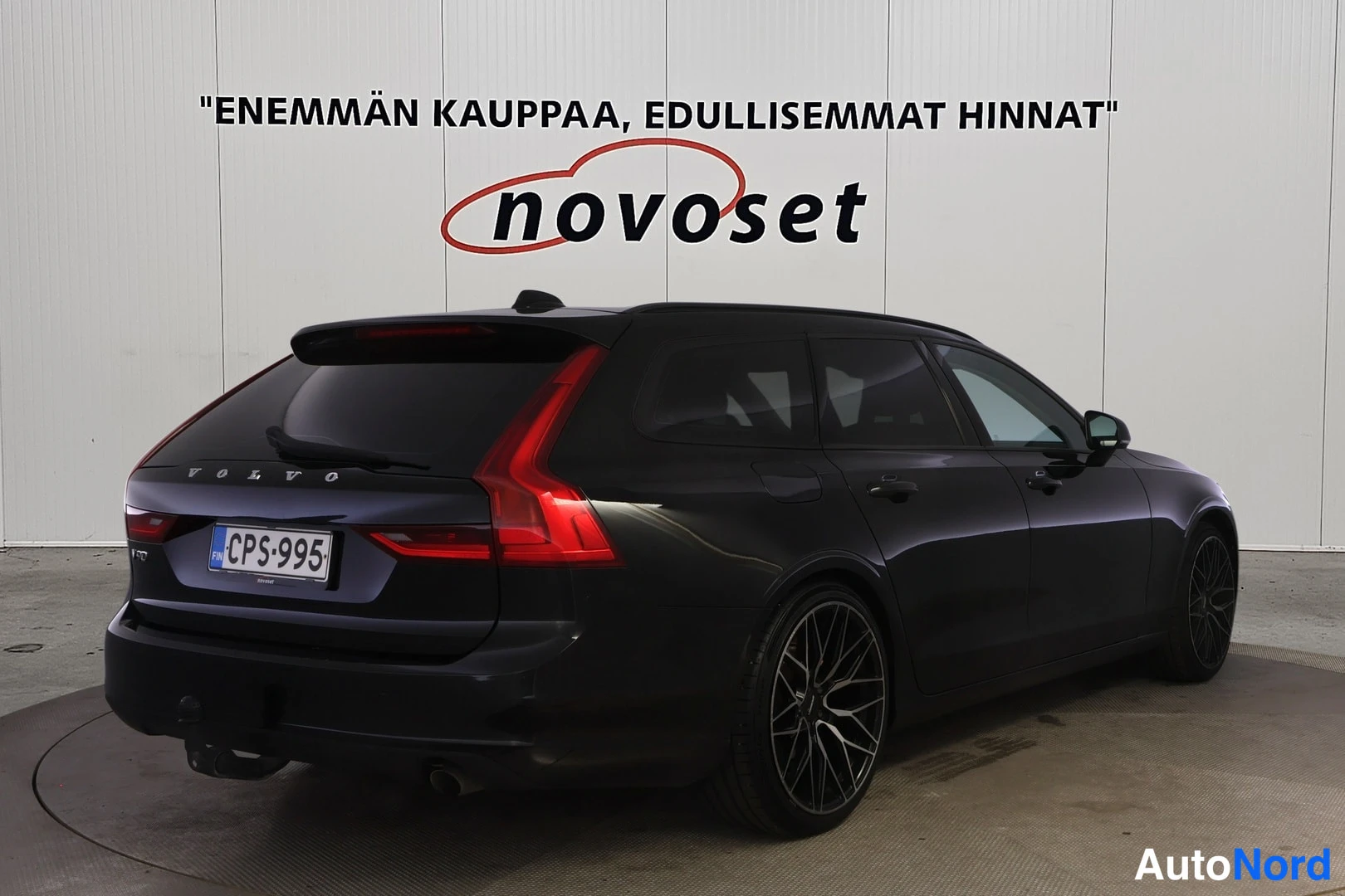 Takaviisto: Volvo V90 -farmari takaviistosta oikealta; VOLVO-kirjasin, rekisterikilpi ja tummat kevytmetallivanteet näkyvissä.