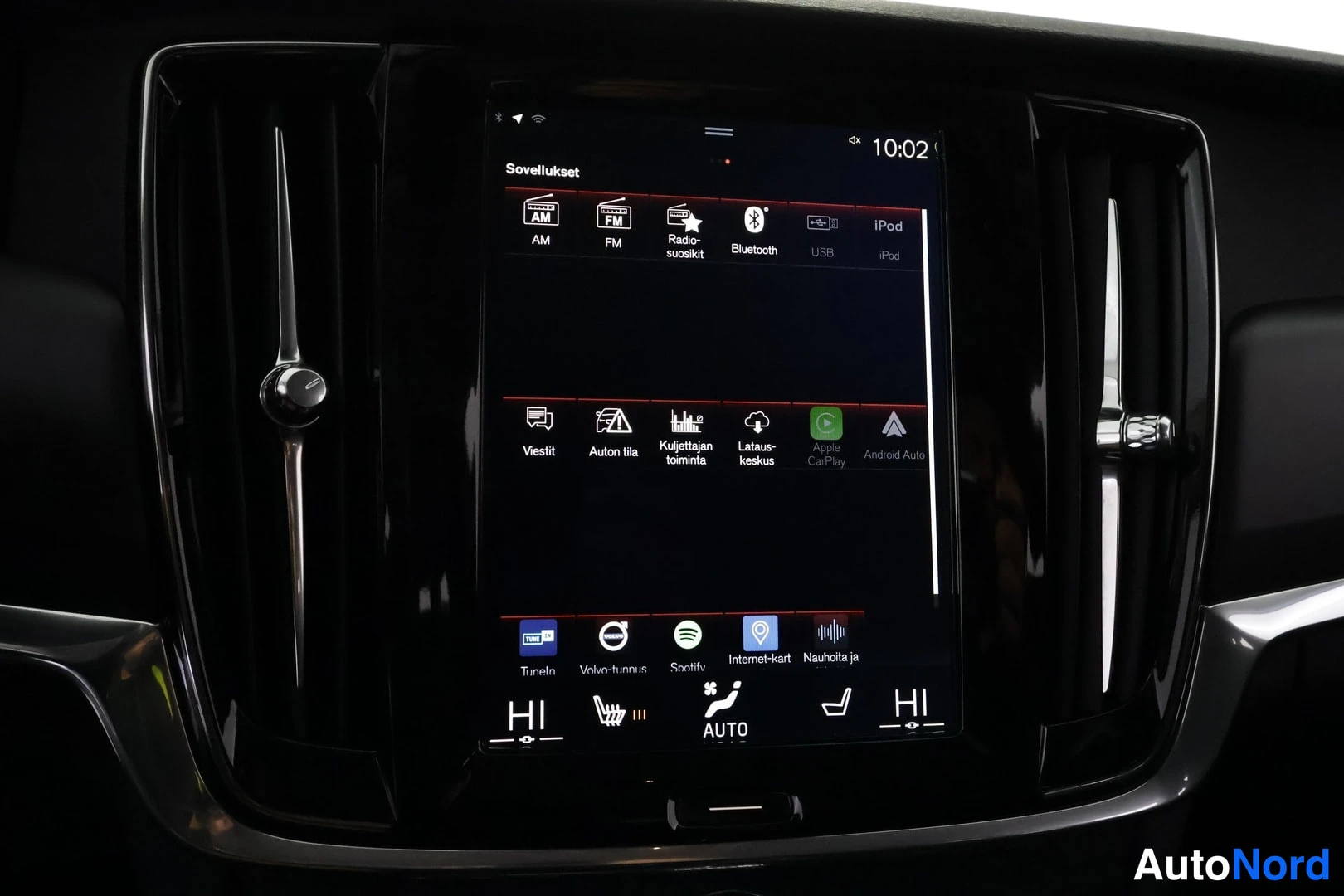 Muu: Keskuskonsolin infotainment-näyttö Sovellukset-näkymässä AM-, FM-, radio-suositukset-, Bluetooth-, USB- ja iPod-kuvakkeineen sekä viesti- ja Apple CarPlay -sove