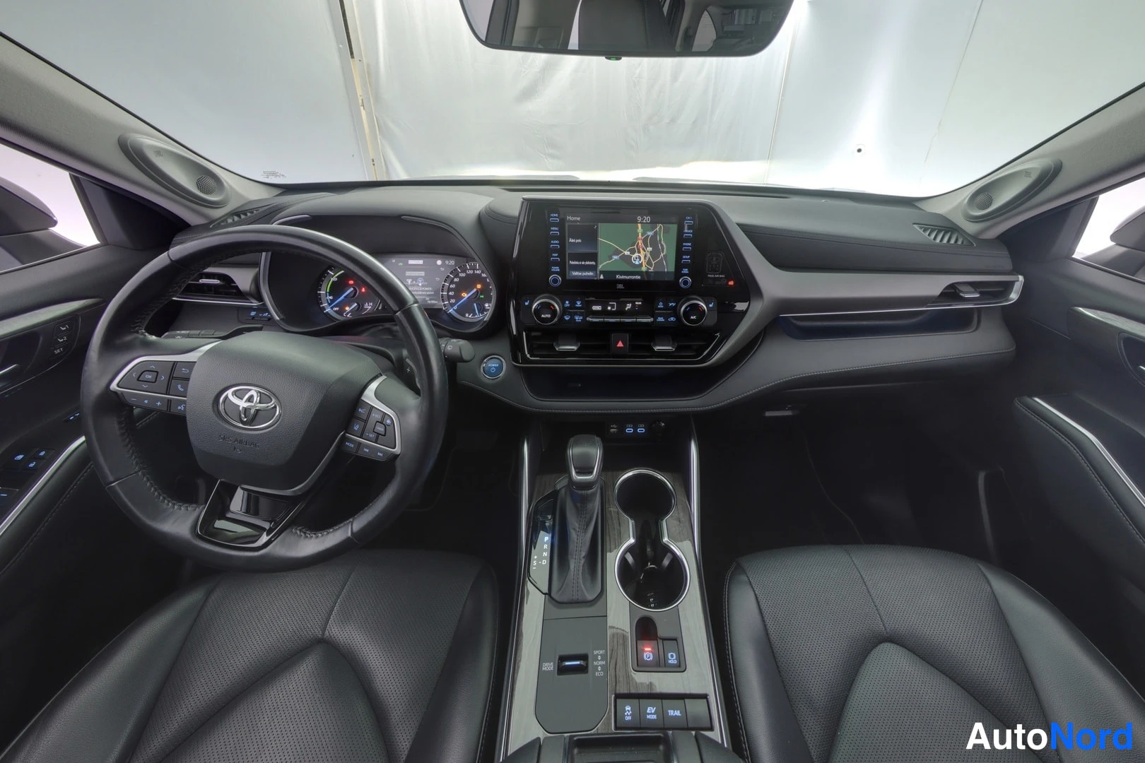 Muu: Ohjaamon sisäkuva: Toyota-ohjauspyörä, mittaristo, kosketusnäytöllinen infotainment-järjestelmä ja keskikonsoli näkyvät.