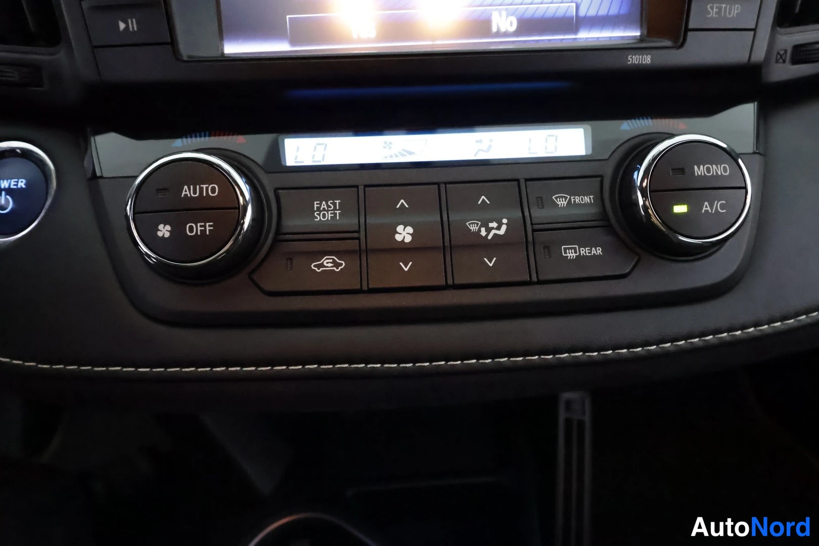 Muu: Keskiyksikön alapuolinen ilmastointipaneeli: AUTO/OFF- ja MONO/A/C-kiekot, FAST SOFT -toiminto, tuulensuuntausnapit, etu- ja takalasin lämmitys sekä kierrätykse