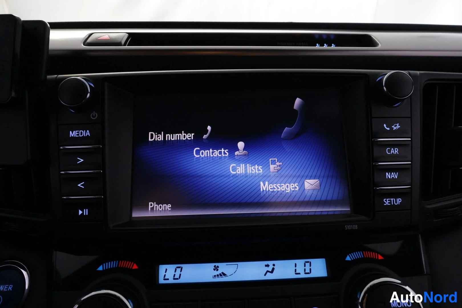 Muu: Vetoaseman näyttö, jossa puhelinvalikko: Dial number, Contacts, Call lists, Messages. Kojelaudan napit MEDIA, CAR, NAV ja SETUP näkyvillä.