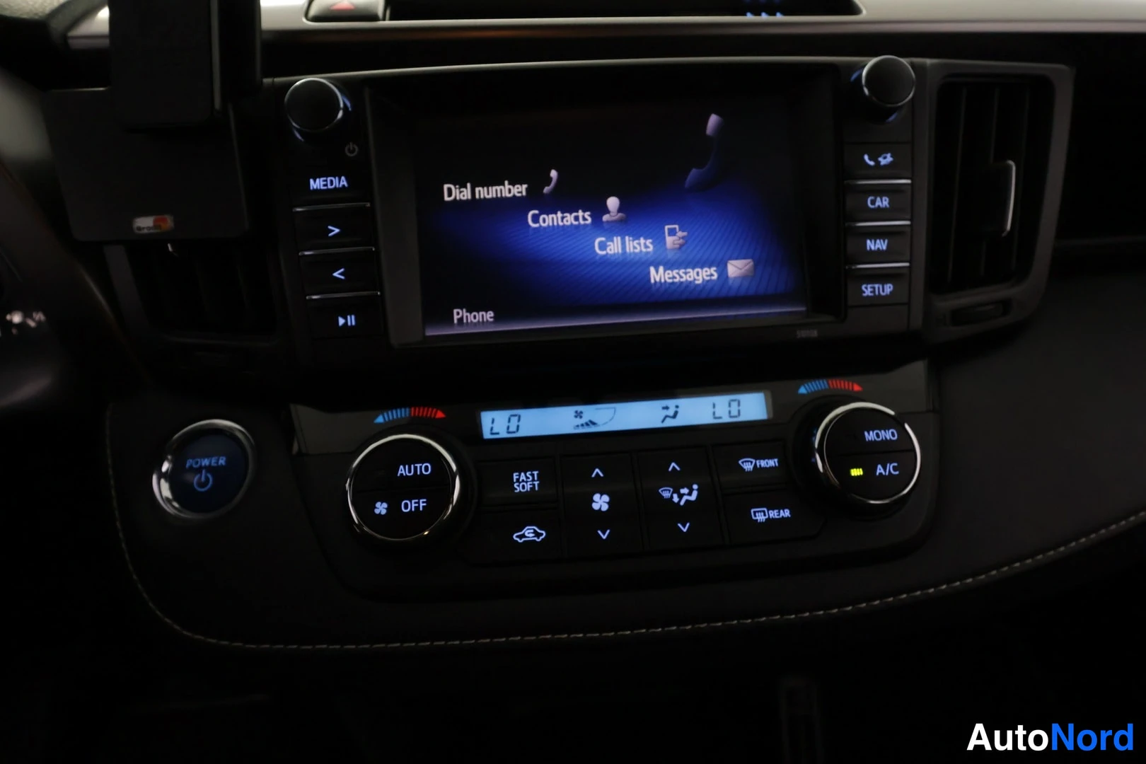 Muu: Keskikonsolin ilmastointipaneeli: AUTO/OFF- ja MONO/A/C-säätimet, POWER-käynnistysnappi, näytöllä puhelinvalikko.