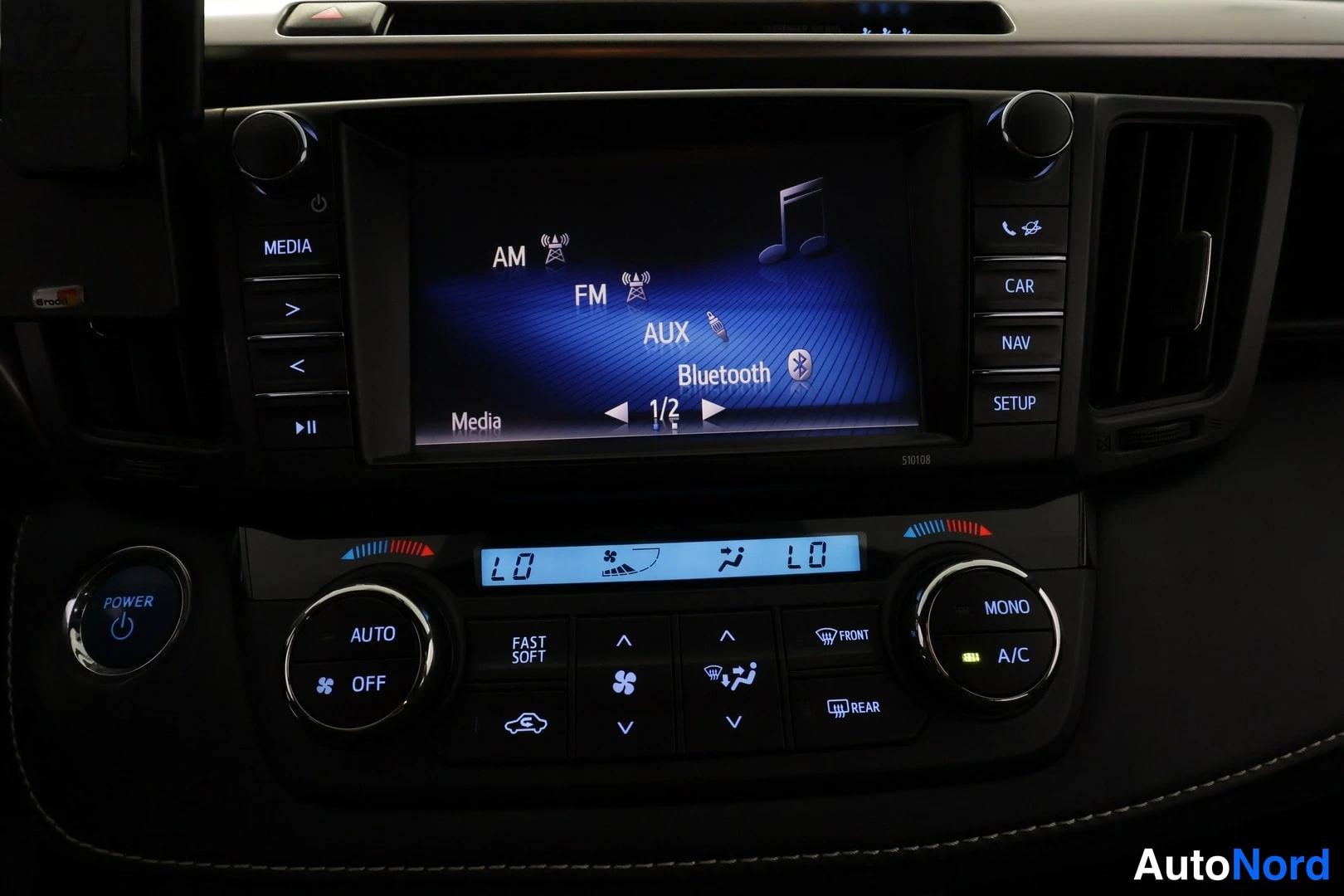 Muu: Kojeiston keskikonsoli: infotainment-näytön mediavalinta AM, FM, AUX ja Bluetooth, alla ilmastointipaneeli.