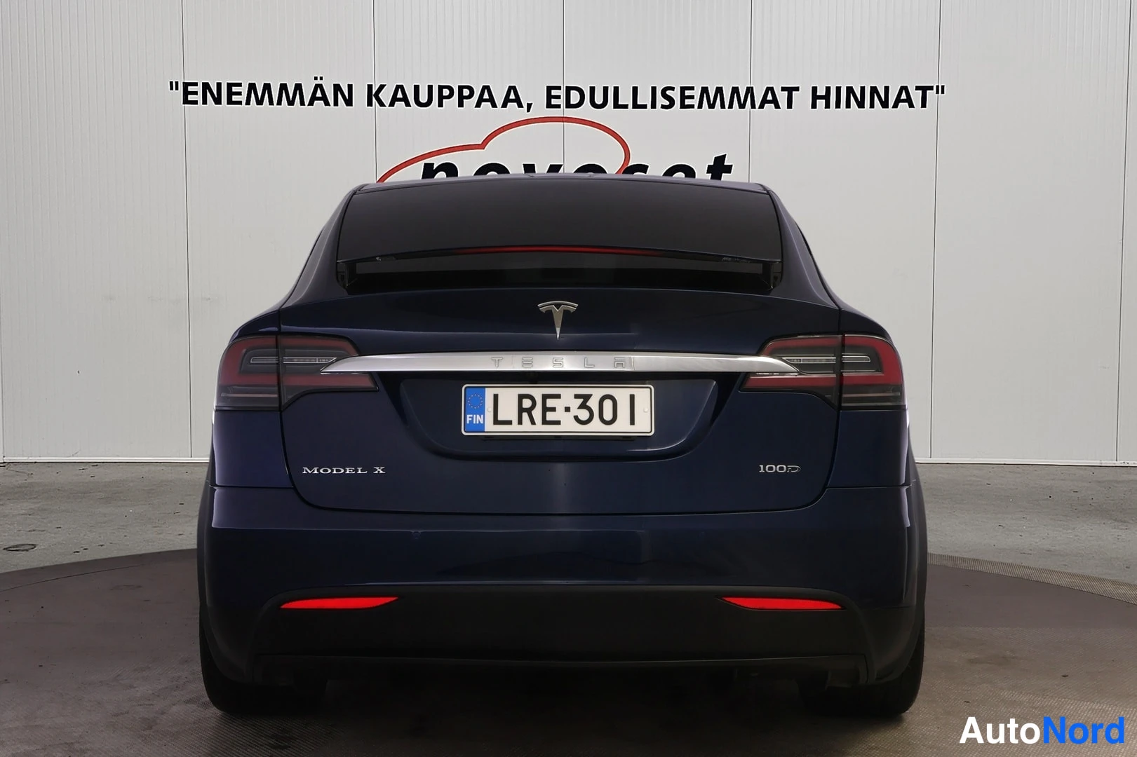 Takaa: Tesla Model X suoraan takaa, rekisteritunnus, takaluukussa MODEL X- ja 100D-merkinnät.