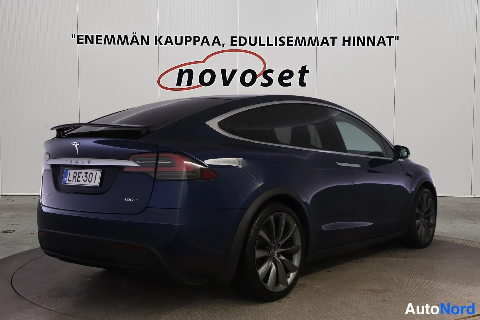 Takaviisto: Tummansininen Tesla Model X takaviistosta, 100D-merkintä takaluukussa, rekisteritunnus.