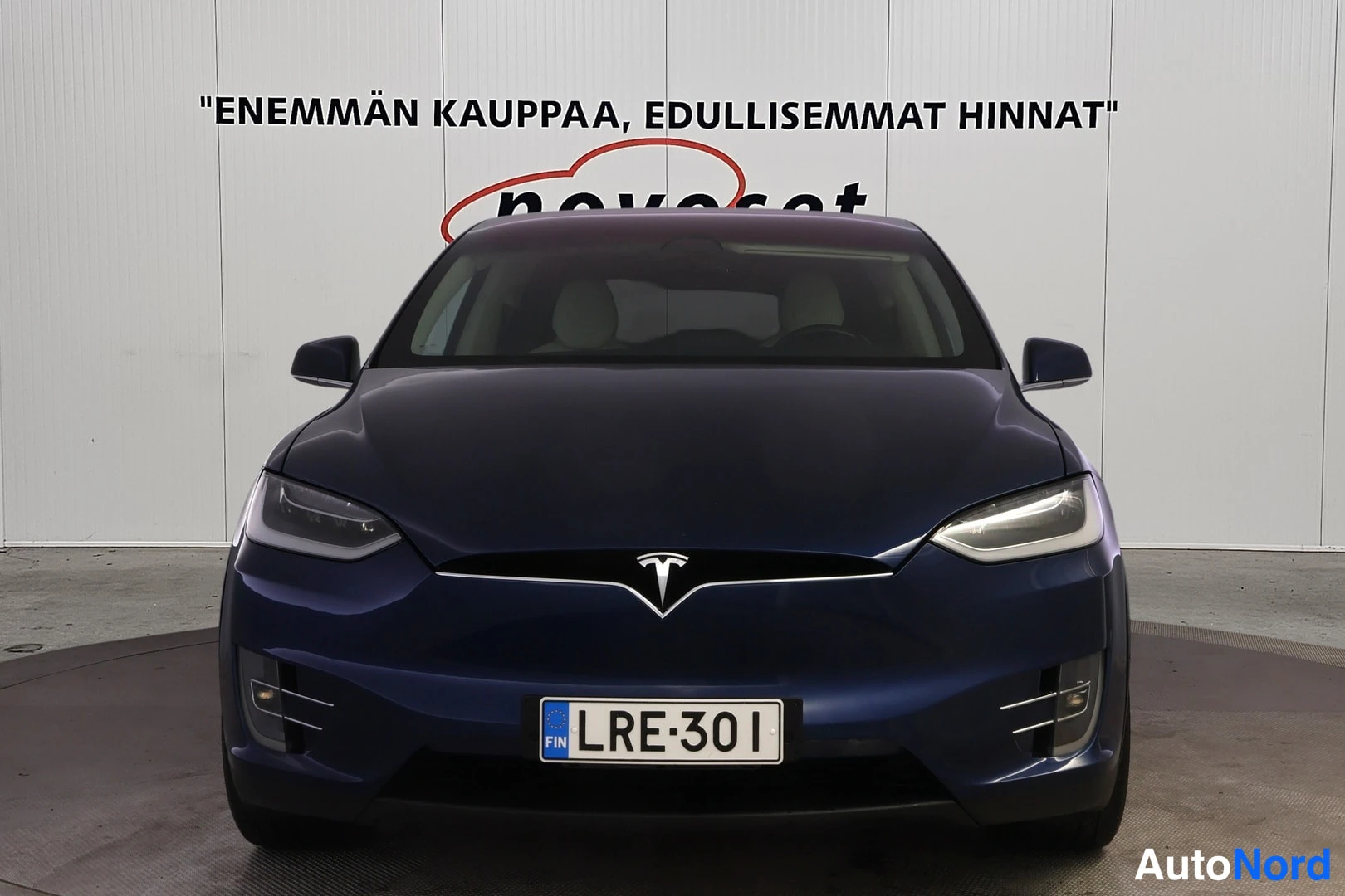 Edestä: Sininen Tesla Model X edestäpäin, rekisterikilpi.