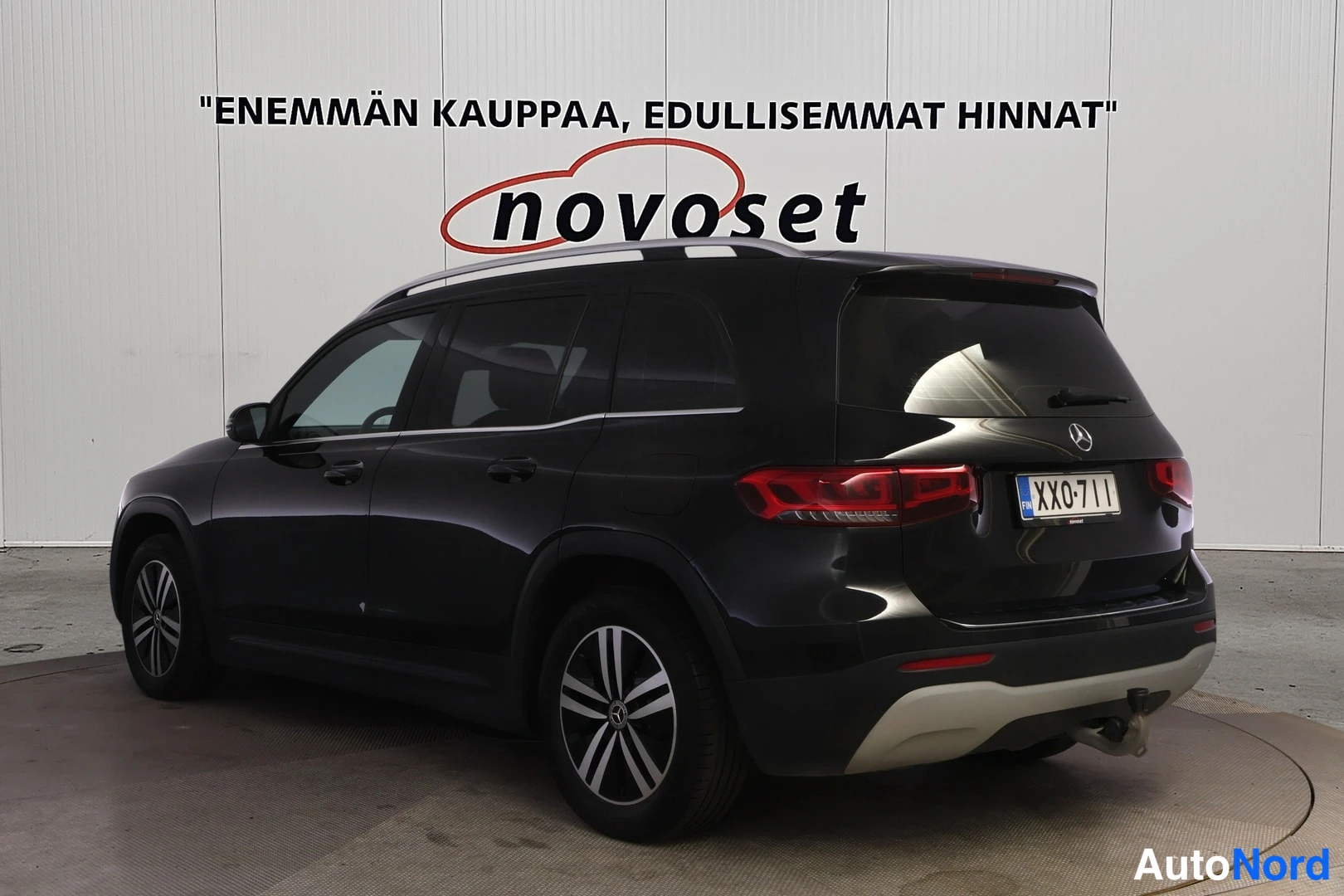 Takaviisto: Musta Mercedes-Benz GLB takaviistosta vasemmalta; rekisteritunnus XX0-711 ja vetokoukku näkyvissä.