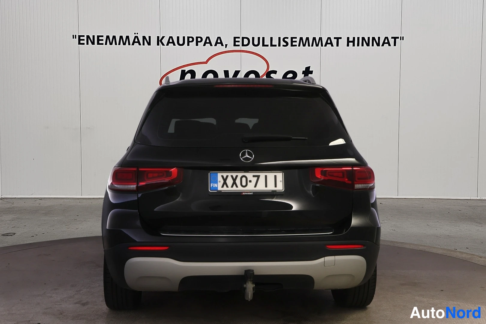Takaa: Musta Mercedes-Benz GLB suoraan takaa; rekisteritunnus XX0-711 ja vetokoukku näkyvissä.