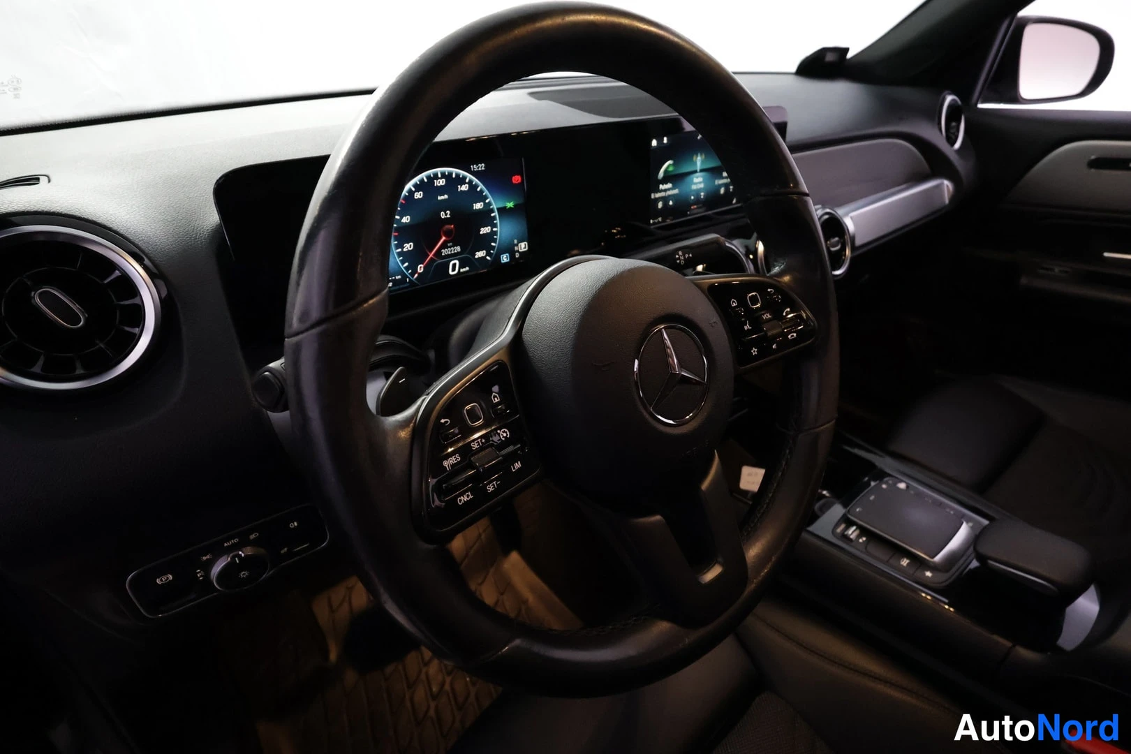 Muu: Rattitarkastelu: Mercedes-Benz-ohjauspyörä ja tietoviihdenäyttö digitaalisilla mittareilla.