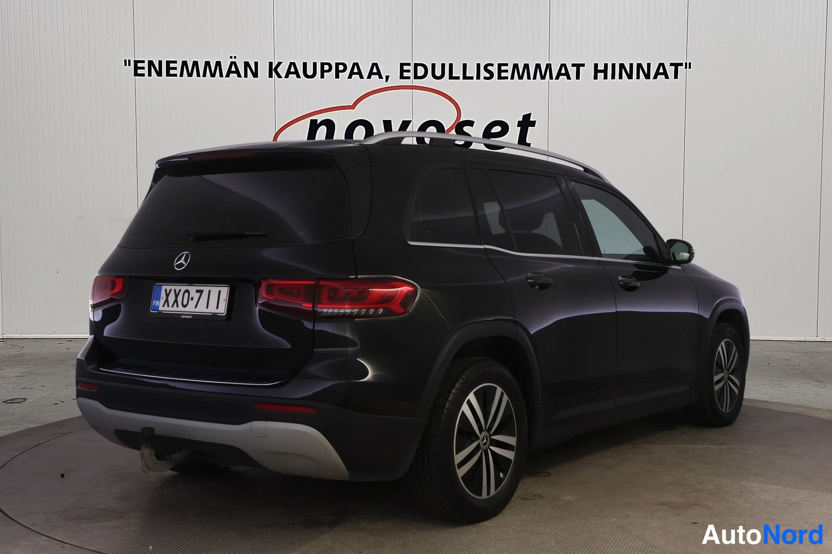Takaviisto: Musta Mercedes-Benz GLB takaviistosta oikealta; rekisteritunnus XX0-711 ja vetokoukku näkyvissä.