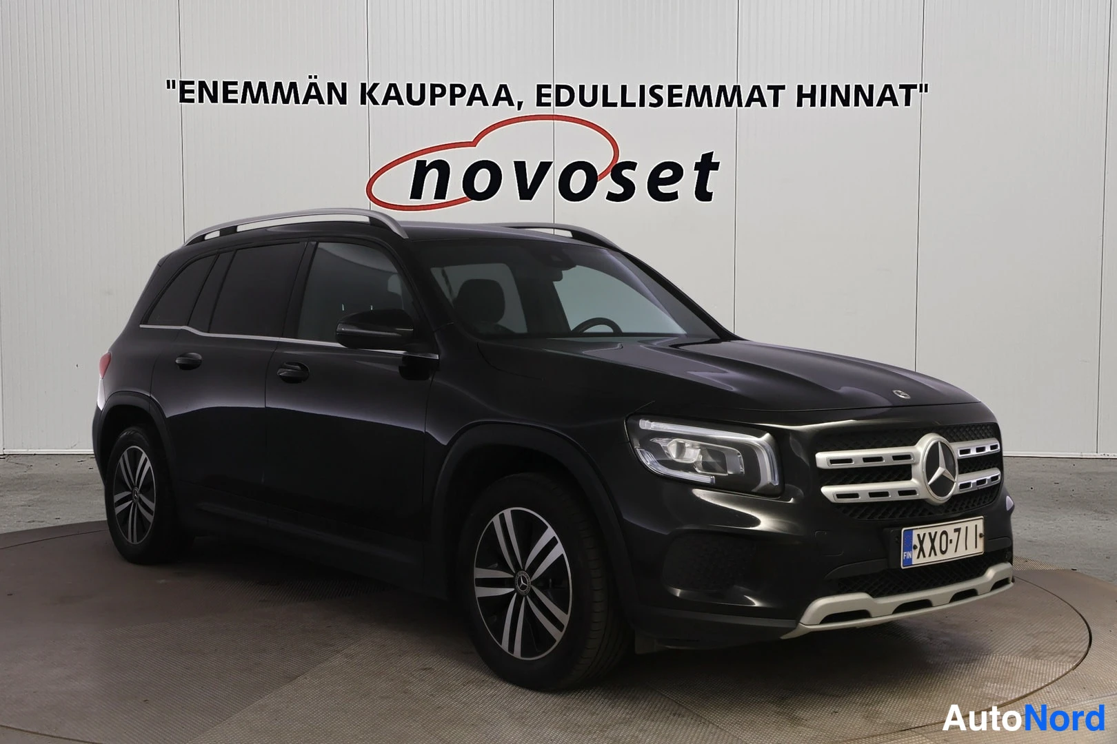 Etuviisto, nokka oikealle: Musta Mercedes-Benz GLB kulma-kuva edessä oikealta, rekisterikilpi, kattokaiteet ja monisakarainen etusäleikkö näkyvissä.