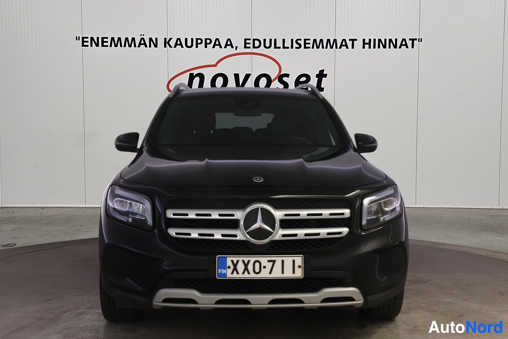 Edestä: Musta Mercedes-Benz GLB suoraan edestäpäin, tähtimerkki säleikössä ja rekisterikilpi.