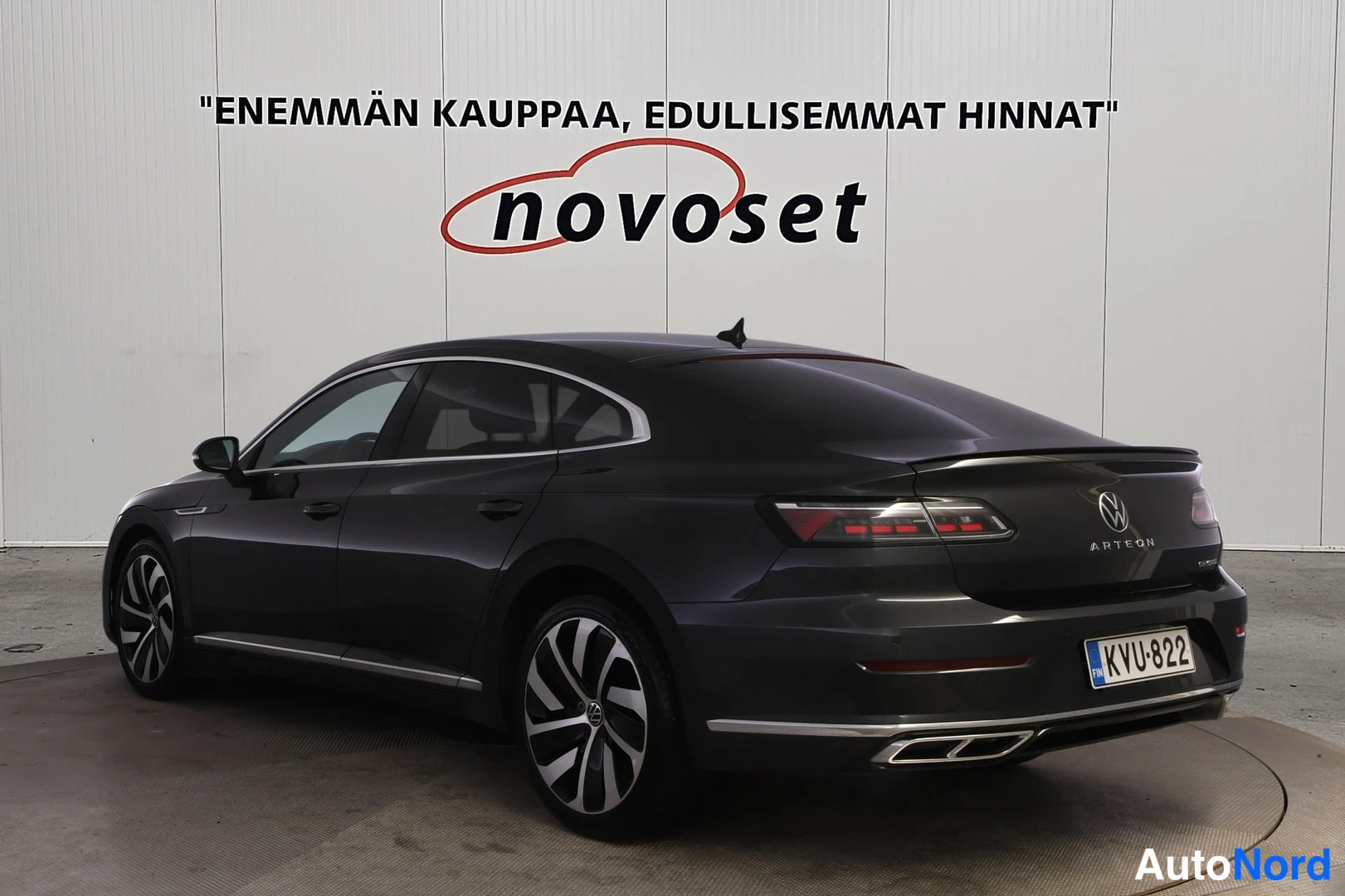 Takaviisto: Tummanharmaa Volkswagen Arteon -henkilöauto kuvattuna takakulmasta vasemmalta; takavalot, ARTEON-takamerkki ja rekisterikilpi näkyvät.
