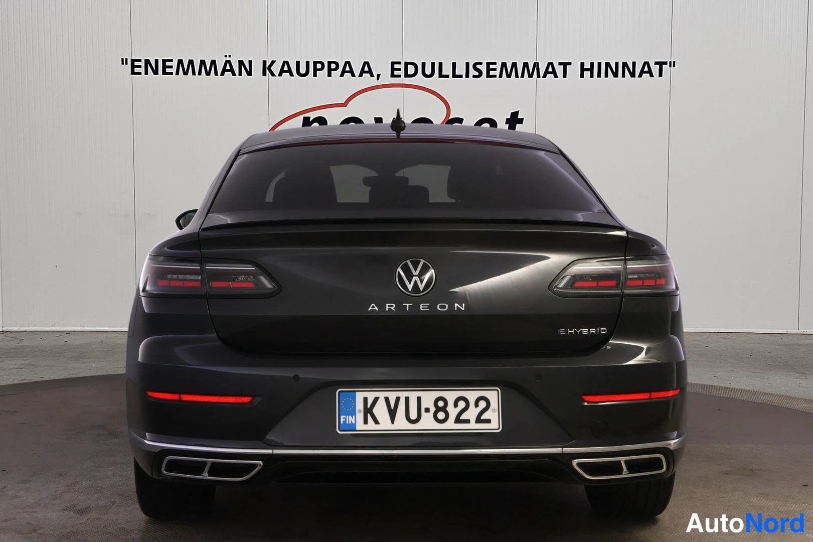 Takaa: Volkswagen Arteon -henkilöauto suoraan takaa kuvattuna; ARTEON- ja eHYBRID-takamerkit, takavalot, pakoputkien koristeet ja rekisterikilpi näkyvät.