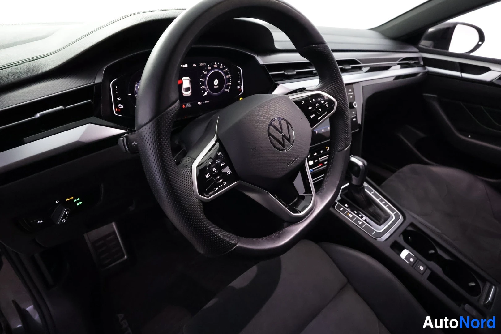 Muu: Ohjaamo vasemmalta: VW-ohjauspyörä, digitaalinen mittaristo, keskikonsoli ja vaihteenvalitsin.