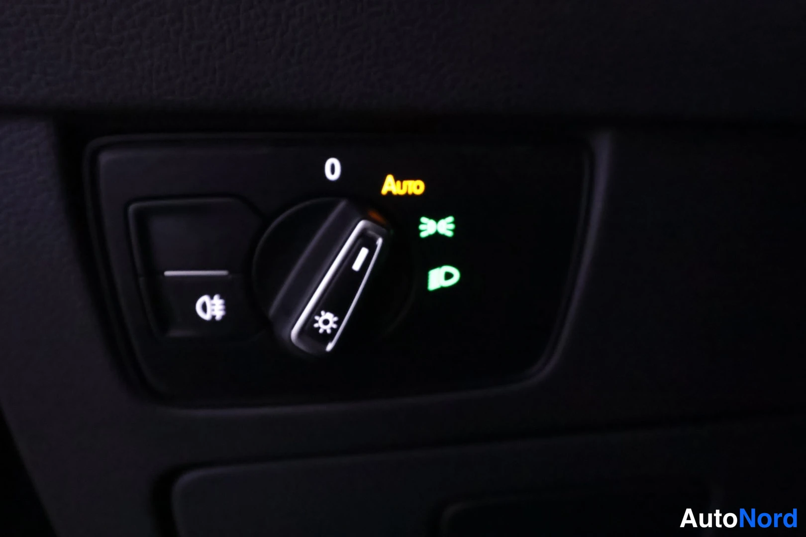 Muu: Sisätilakuva: auton valokytkin, jossa asennat 0, Auto ja valaistusmerkit vihreinä.