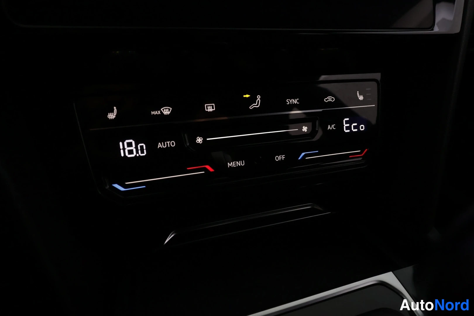 Muu: Automaattinen kaksivyöhykeen ilmastointipaneeli, lämpötila 18,0, AUTO, SYNC ja Eco-tila näkyvissä.