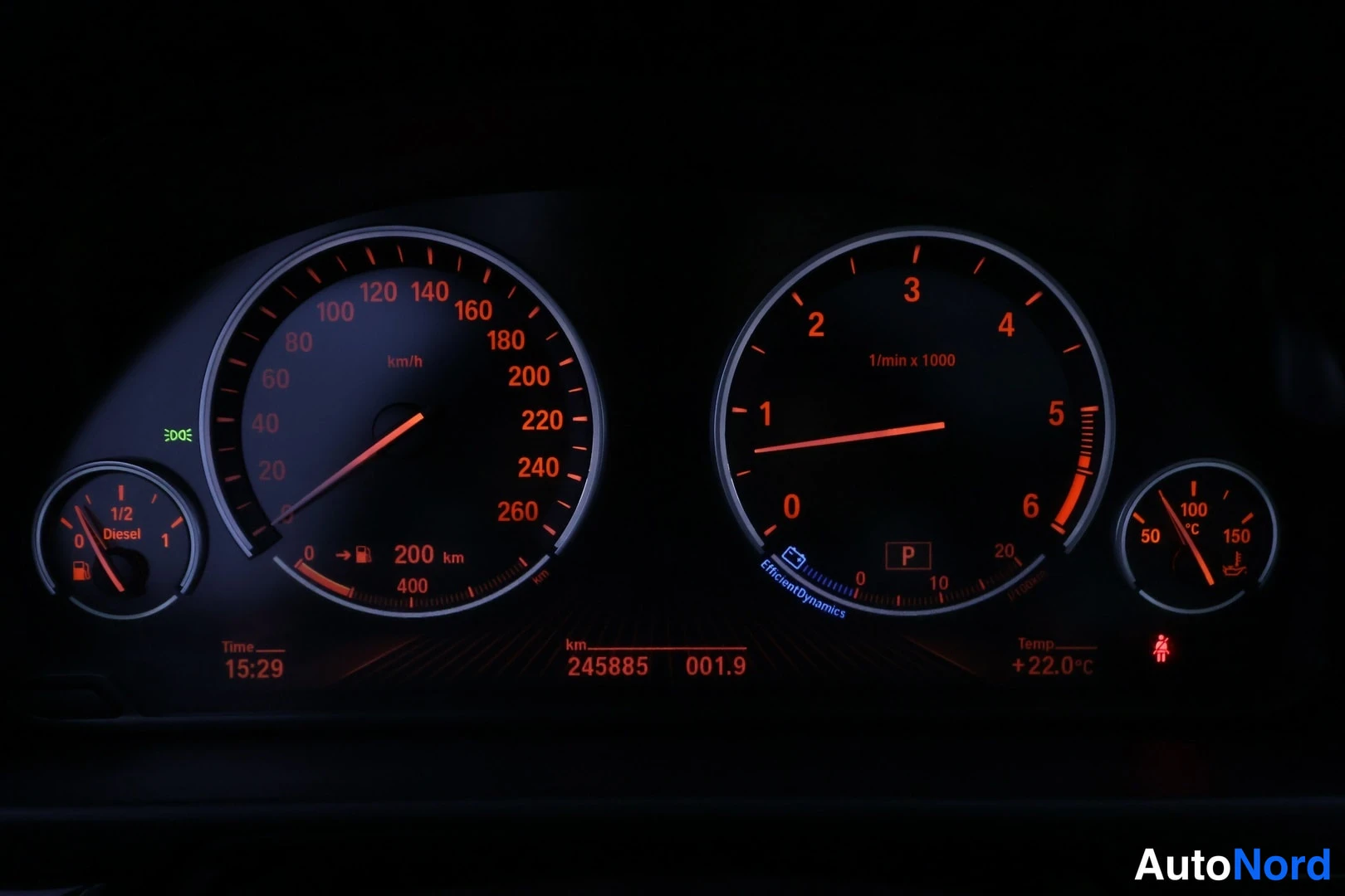 Muu: Kojelaudan mittaristo: matkamittari 245 885 km, polttoainemittari Diesel, vaihde P ja ulkolämpötila +22,0 °C.