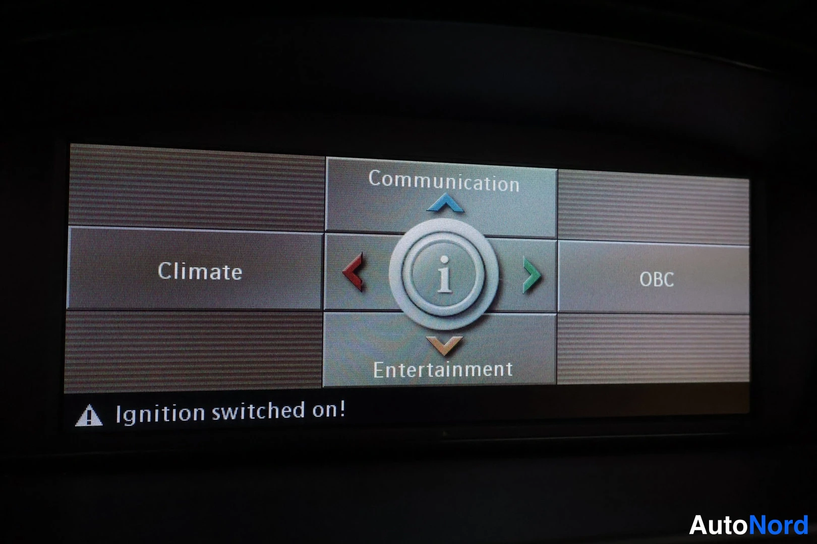 Muu: Informaatiopaneeli näyttää valikon: Climate, Communication, OBC, Entertainment, alaviite 'Ignition switched on!'.