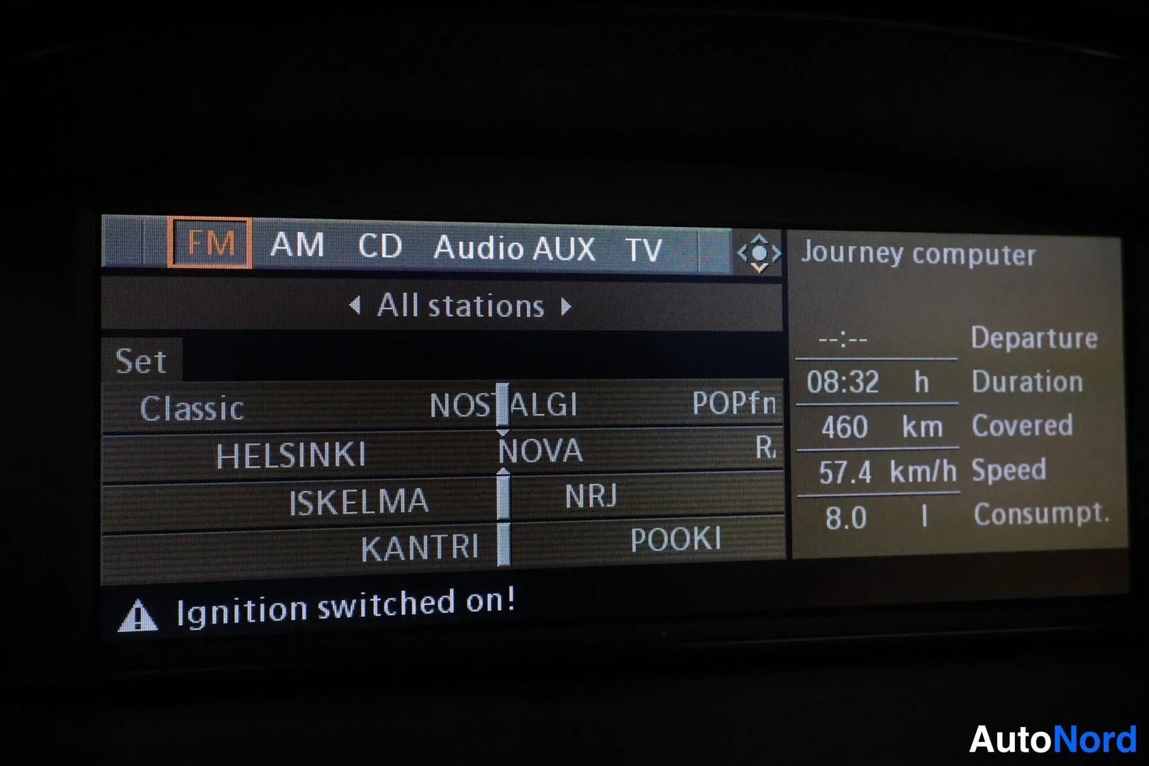 Muu: Auton radion FM-asemalista näytöllä: Classic, HELSINKI, ISKELMA ja KANTRI korostettuina, oikealla Journey computer -tiedot.