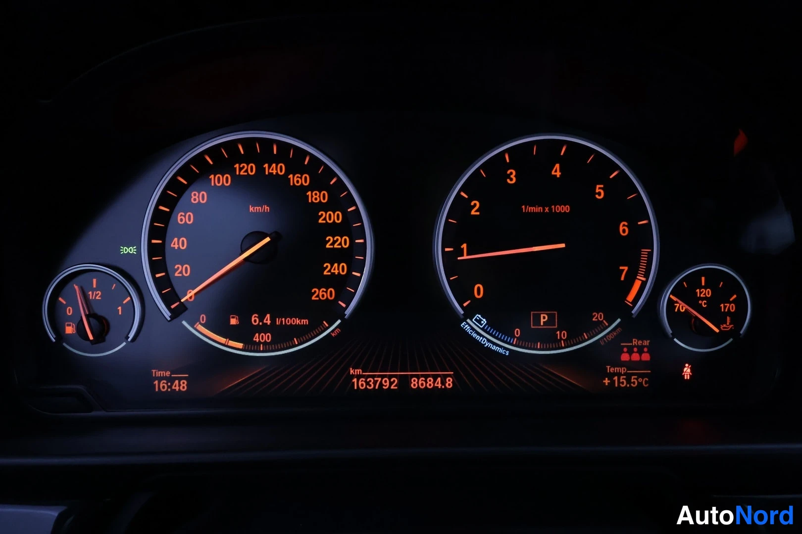 Muu: Kojelaudan mittaristo osoittaa 163792 km ajettua ja 6.4 l/100 km kulutusta.