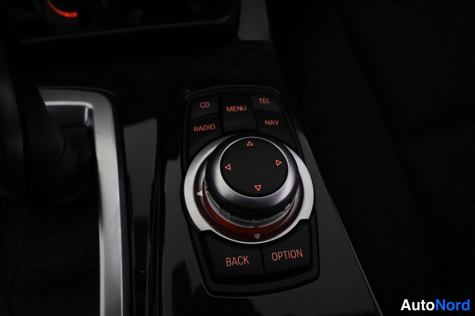 Muu: Keskikonsolin iDrive-ohjain ja valikonapit BACK ja OPTION.
