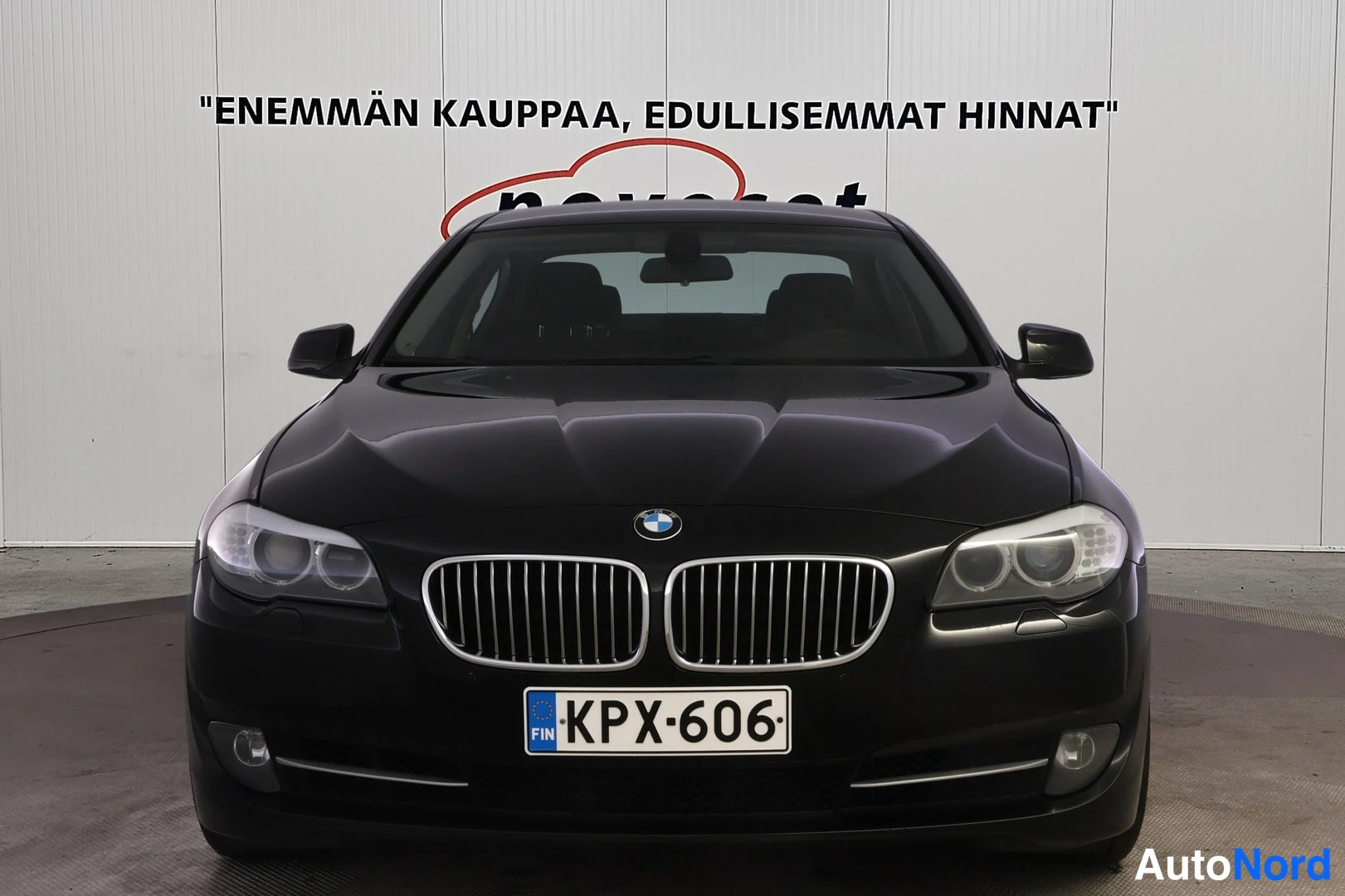 Edestä: Auton keulakuva suoraan edestä, BMW-merkki ja rekisteri.