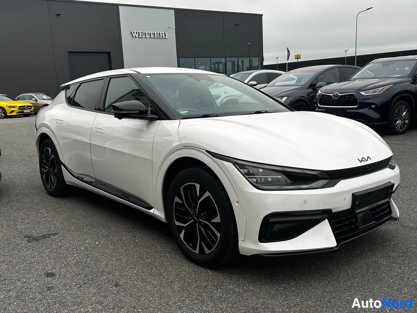 Valkoinen KIA EV6 2022, etuviisto, keula oikealle, kuva 5