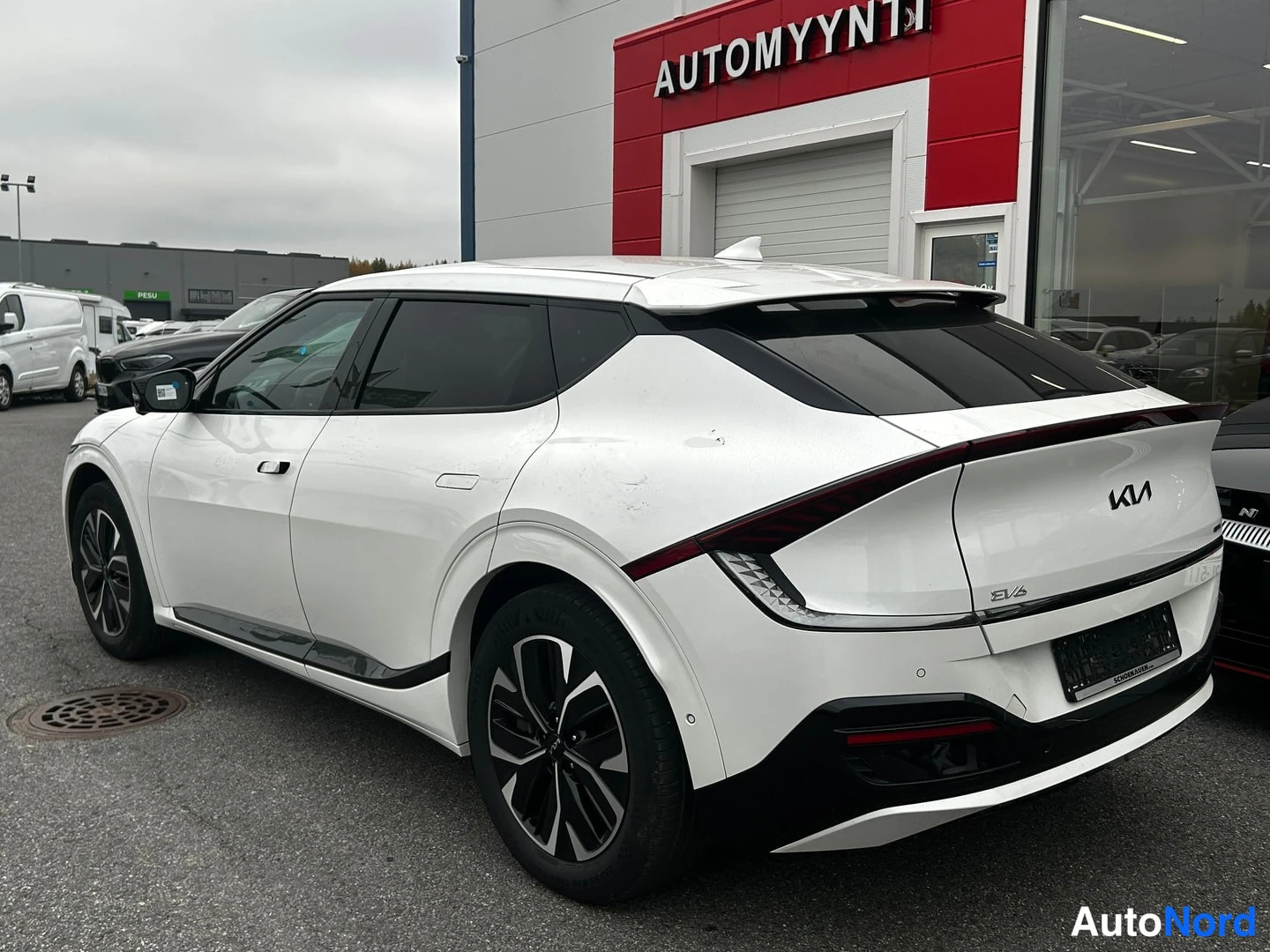Valkoinen KIA EV6 2022, takaviisto, kuva 7