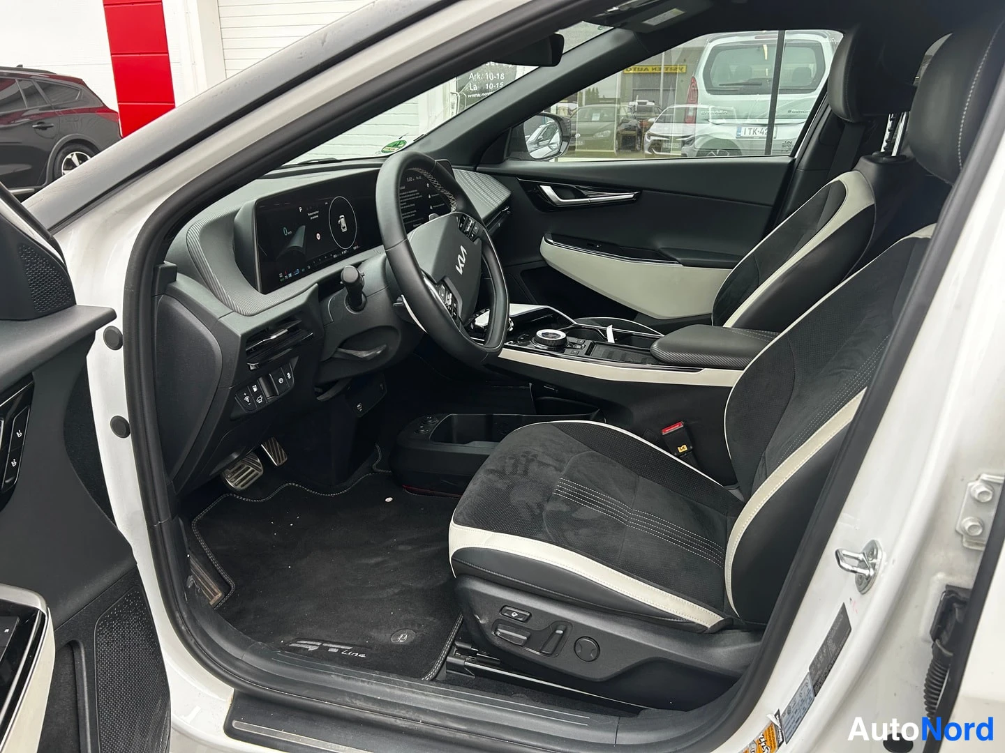 Valkoinen KIA EV6 2022, kuva 49