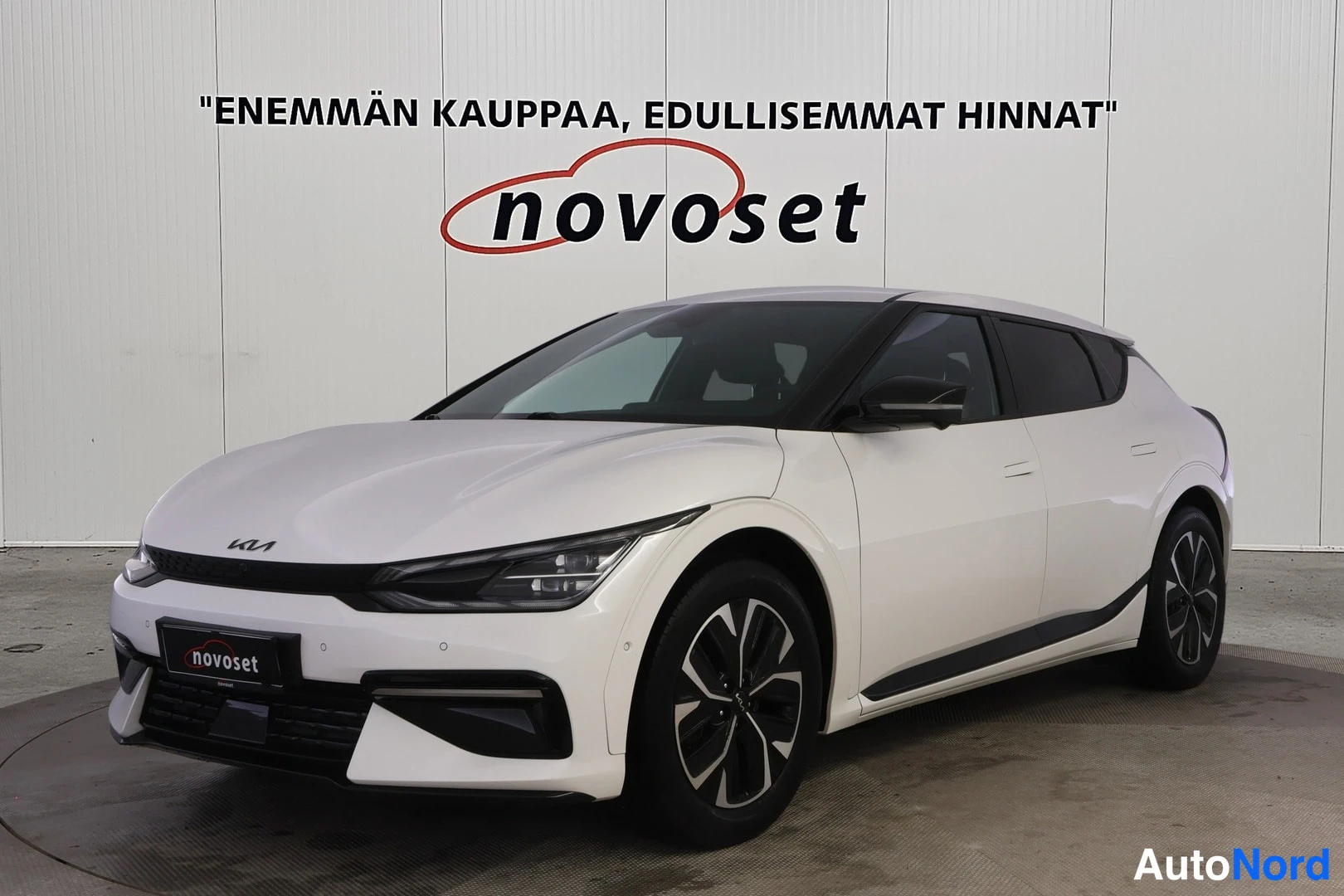 Valkoinen KIA EV6 2022, etuviisto, keula vasemmalle, kuva 2