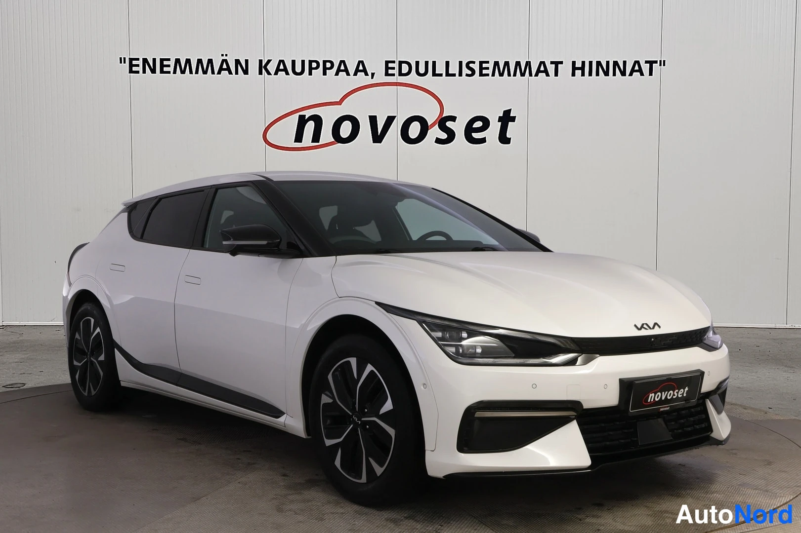 Valkoinen KIA EV6 2022, etuviisto, keula oikealle, kuva 4