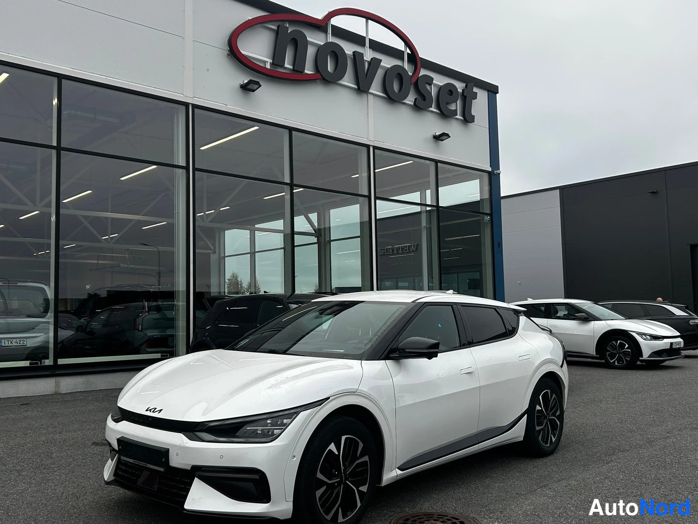 Valkoinen KIA EV6 2022, etuviisto, keula vasemmalle, kuva 3