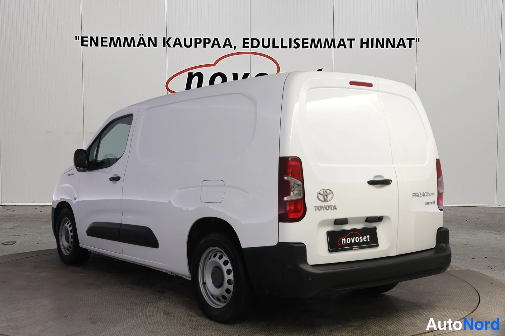 Takaviisto: Toyota Proace City -pakettiauto valkoinen taka kolmannesvasen