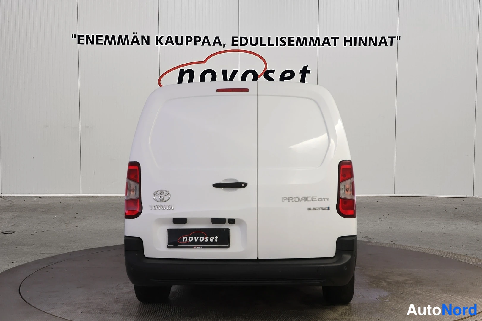 Takaa: Toyota Proace City -pakettiauto valkoinen takaa