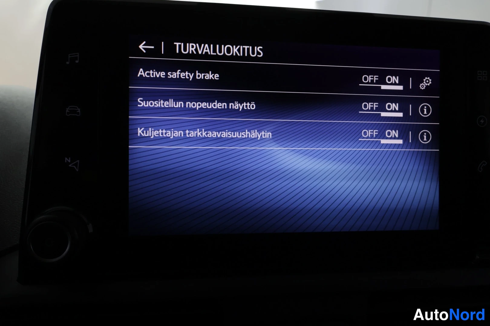 Muu: Auton kosketusnäytön TURVALUOKITUS-valikko, jossa Active safety brake, Suositellun nopeuden näyttö ja Kuljettajan tarkkaavaisuushälytin ovat valittuina ON-asema