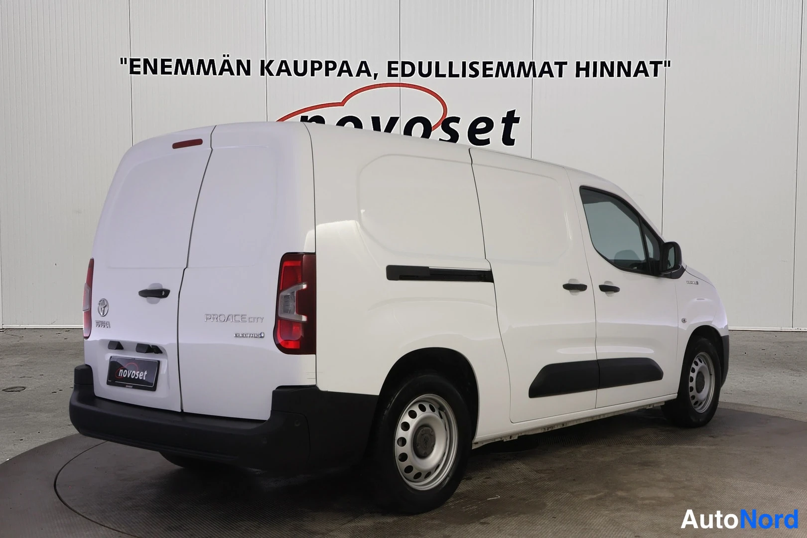 Takaviisto: Toyota Proace City -pakettiauto valkoinen taka kolmannesvasen