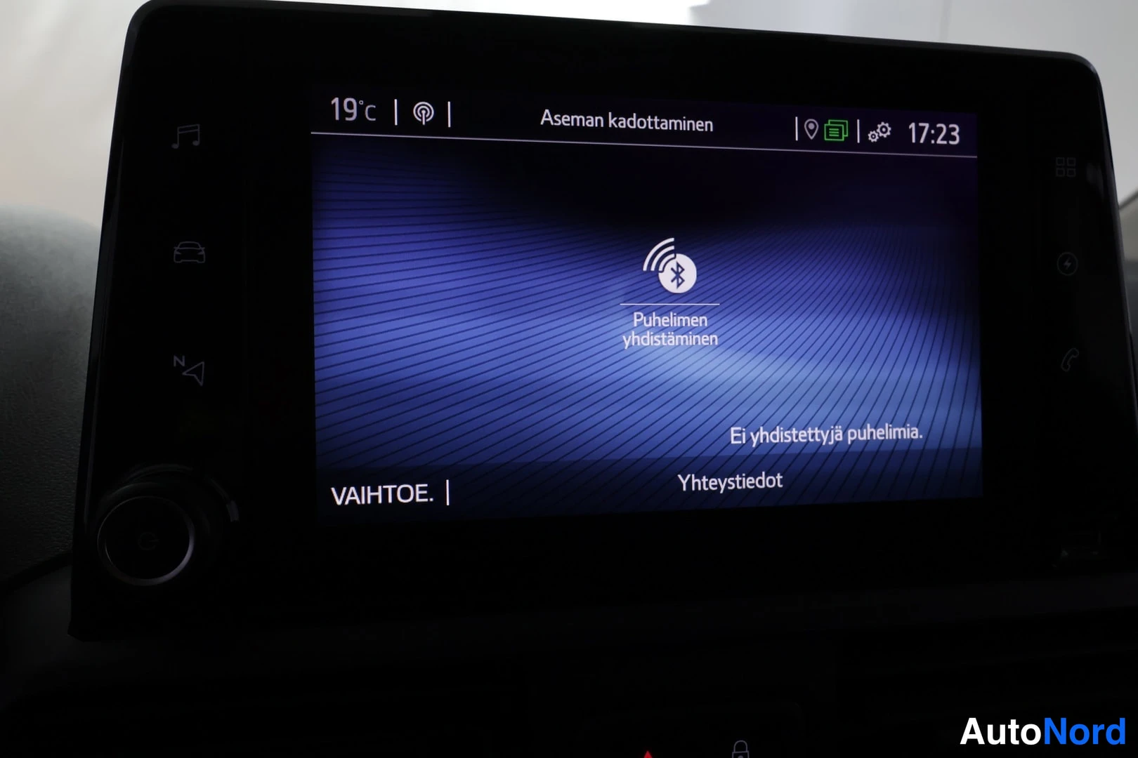 Muu: Auton infotainment-näyttö näyttää puhelimen yhdistämisen Bluetooth-yhteydelle, teksti 'Ei yhdistettyjä puhelimia'.