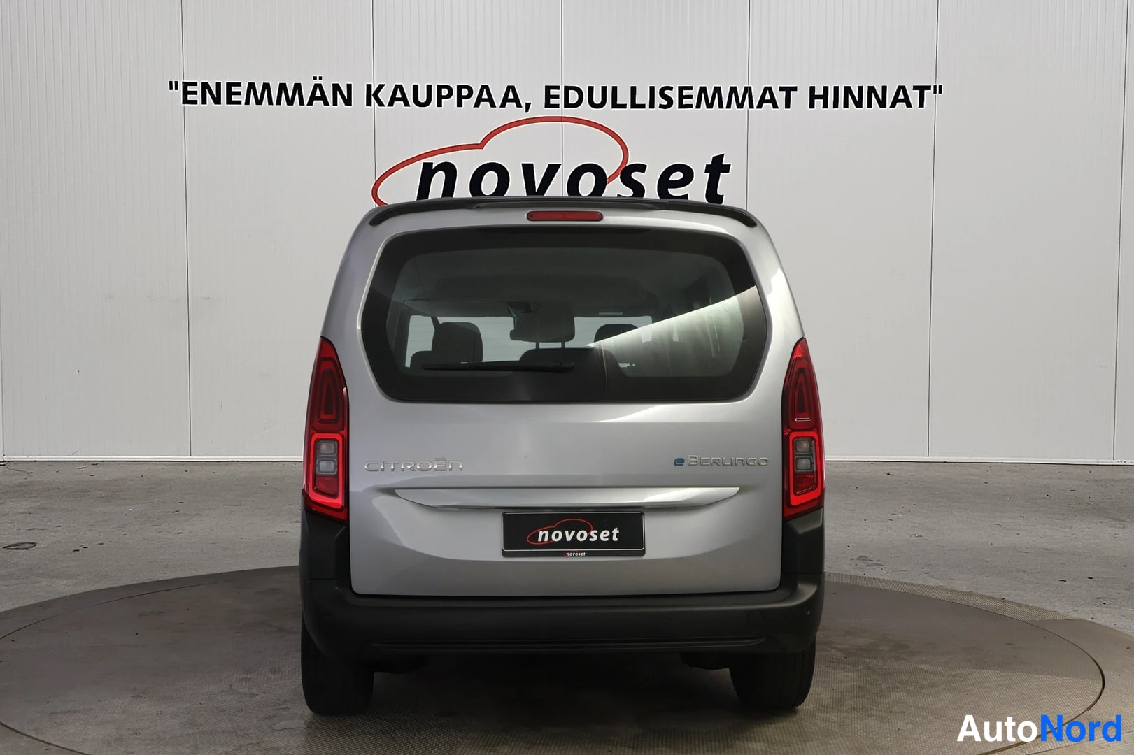 Takaa: Citroën e-Berlingo suora takaa kuvattuna, perävalot ja takaoven glass näkyvät.