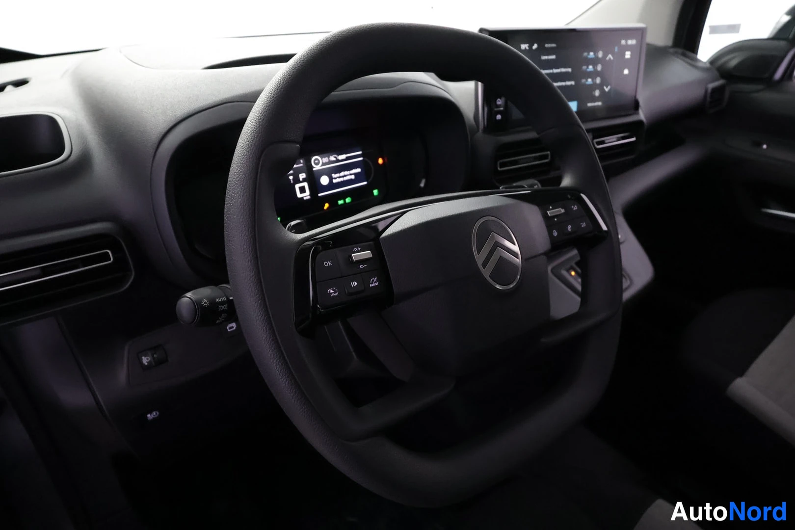 Sivulta: Ohjaamossa näkyvä Citroën-merkkinen ohjauspyörä, digitaalinen mittaristo ja kojelaudan kosketusnäyttö.